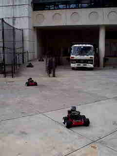 BotsMovingAwayTowardBuilding0.jpg (5599 bytes)